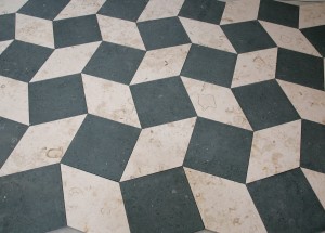 Dibujo geométrico en suelo de piedra