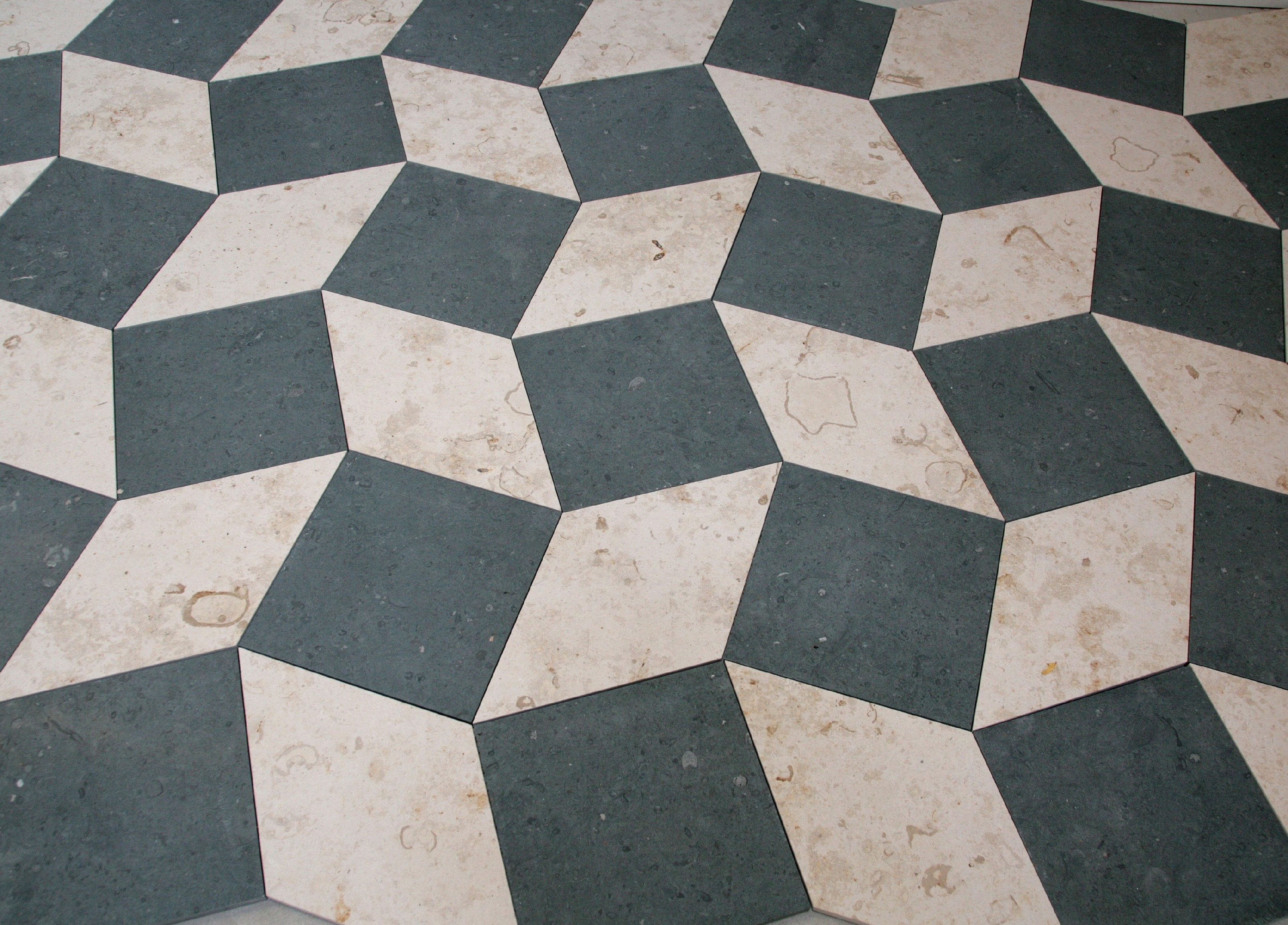 Dibujo geométrico en suelo de piedra