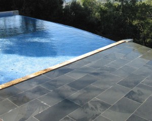 Piscina con Solnhofen Mustang